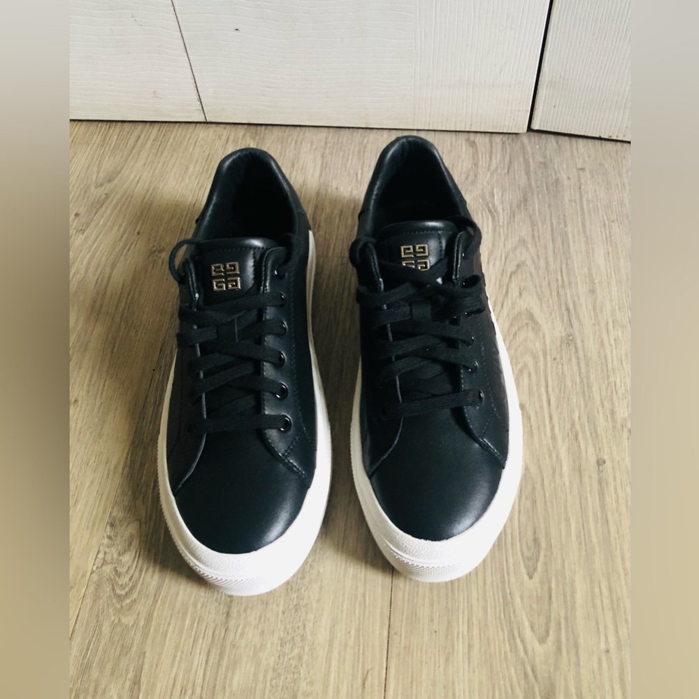 Givenchy men sneakers size 10 US. 44 EU